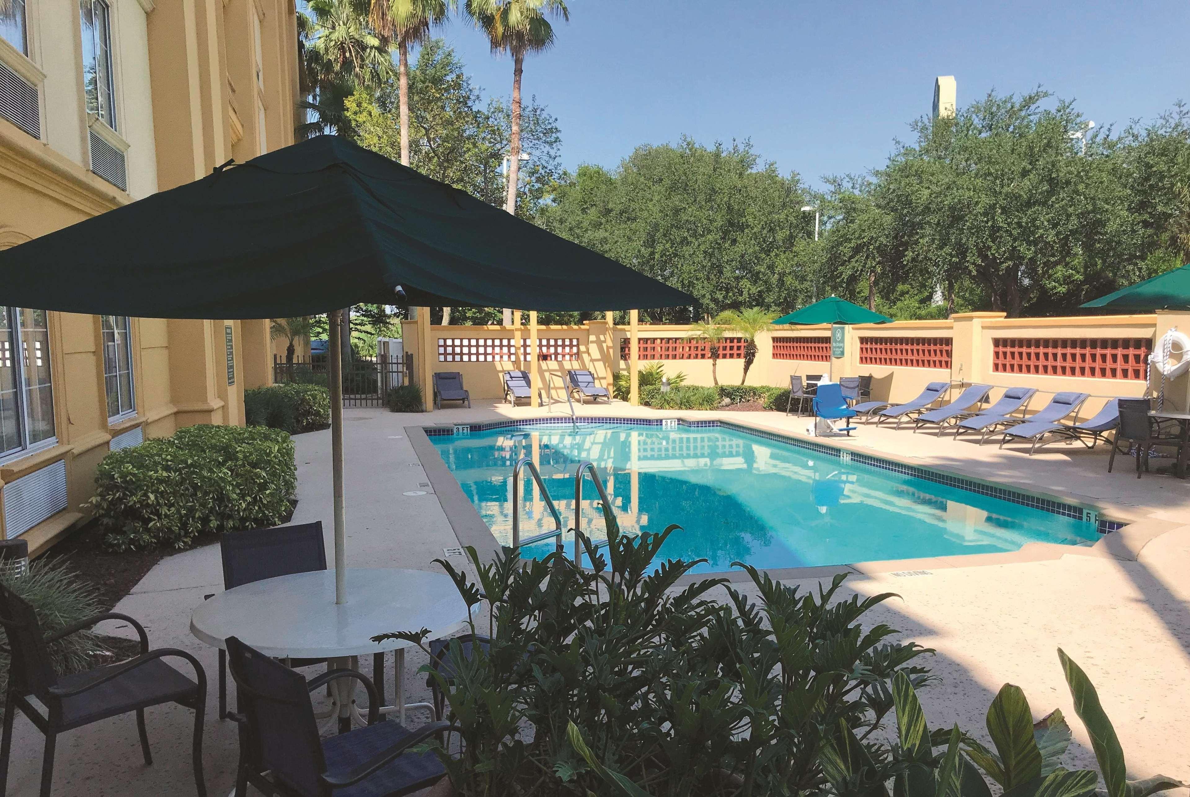 La Quinta by Wyndham Tampa Brandon Regency Park Hotel Bagian luar foto